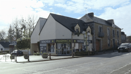 À Landéan (Ille-et-Vilaine), le pharmacien prendra bientôt sa retraite. Seulement, il ne trouve pas de repreneur. Une situation qui inquiète les habitants de la commune. (France 3)