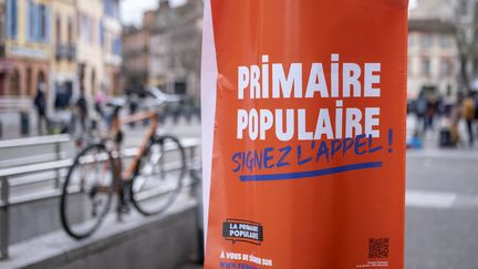 Une affiche pour la primaire populaire le 11 décembre 2021 à Toulouse. (FRANCOIS LAURENS / HANS LUCAS / AFP)