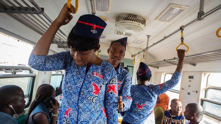 Membres du personnel de la compagnie ferroviaire ghanéenne dans le train reliant Accra à Tema. (RUTH MCDOWALL / AFP)