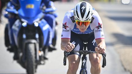 Le Belge Remco Evenepoel est parti à l'attaque sur Liège-Bastogne-Liège, pour remporter une victoire éclatante, le 24 avril 2022. (ERIC LALMAND / BELGA MAG / AFP)