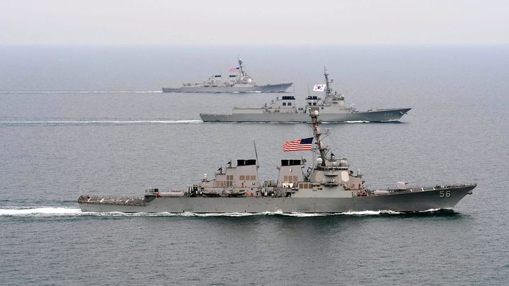 Des navires militaires am&eacute;ricains et sud-cor&eacute;en lors de l'exercice militaire annuel conjoint Foal Eagle, au large de la Cor&eacute;e du Sud, le 17 mars 2013. (US NAVY / AFP)