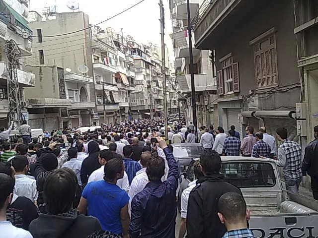 Une rue de Homs lors de fun&eacute;railles de manifestants, au d&eacute;but du soul&egrave;vement contre le r&eacute;gime syrien, le 18 avril 2011. (  REUTERS)