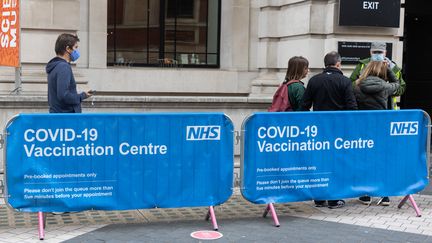 La file d'attente devant un centre de vaccination au musée de science de Londres en Grande-Bretagne le 22 juin 2021. (MI NEWS / NURPHOTO)