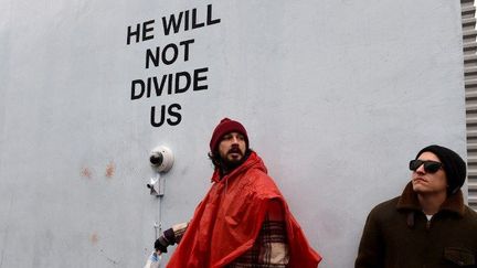 Shia LaBeouf sur son installation anti-Trump à New York (Janvier 2017)
 (TIMOTHY A. CLARY / AFP)