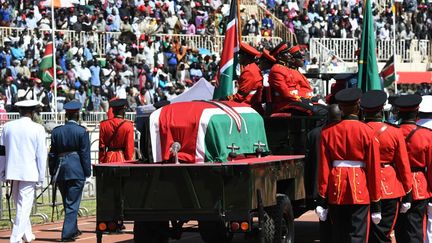 Des militaires&nbsp;escortent le cercueil transportant l'ancien président kényan Daniel arap Moi, à son arrivée au stade de Nyayo, à Nairobi, la capitale du Kenya, le 11 février 2020. (SIMON MAINA / AFP)