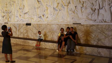 Des touristes africains posent devant le Voortrekker Monument, hommage aux pionniers boers, à Pretoria en Afrique du Sud. (Mike Hutchings / REUTERS)