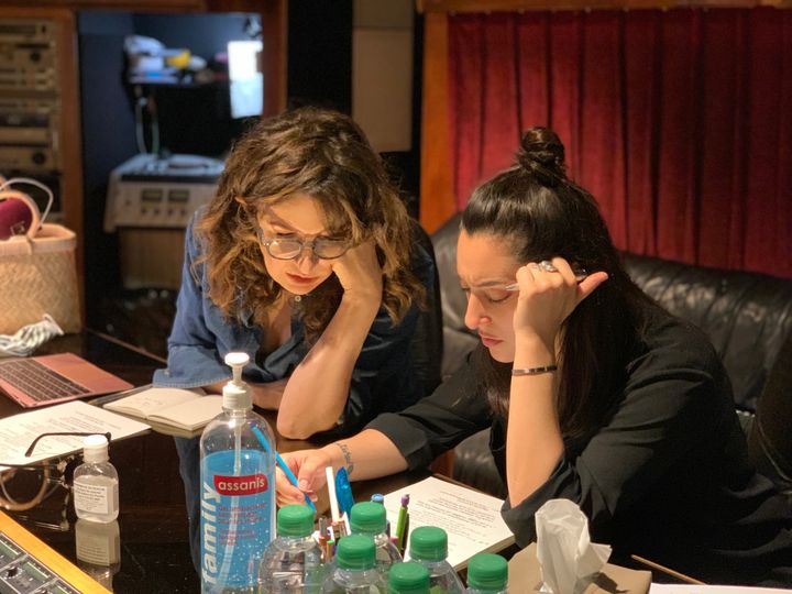 Victoria Sio (à droite) en pleine séance de travail avec Valérie Lemercier dans le cadre du tournage du film "Aline".&nbsp; (DR)