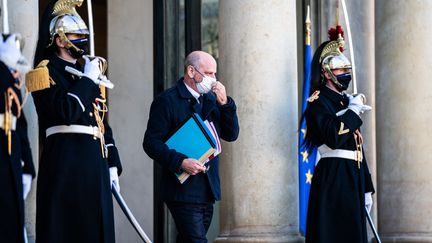 Le ministre de l'Education nationale, Jean-Michel Blanquer, à la sortie du Conseil des ministres à l'Elysée, le 5 janvier 2022. (XOSE BOUZAS / HANS LUCAS / AFP)