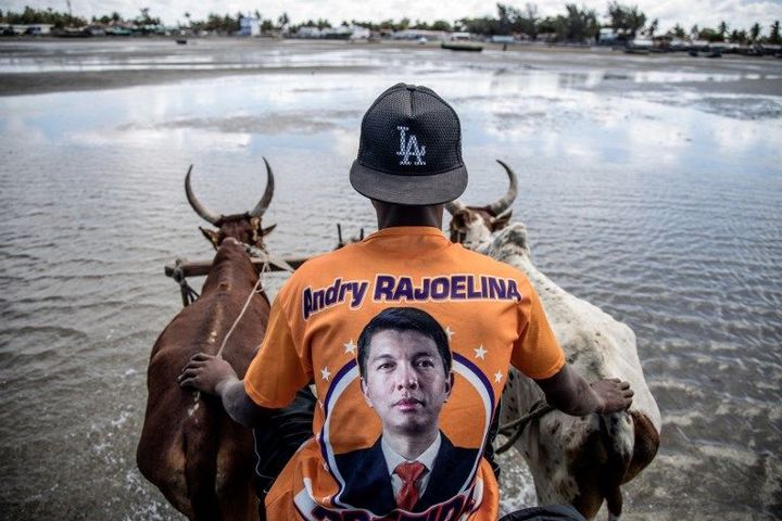 Un supporter de l'ancien président et candidat Andry Rajoelina dans la région de Tulear le 4 novembre 2018. (Photo AFP/Marco Longari)