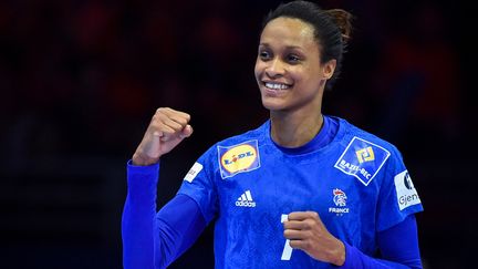 La handballeuse Allison Pineau lors d'un match contre le Danemark à l'Euro de hand, le 6 décembre 2018 à Nantes (Loire-Atlantique) (LOIC VENANCE / AFP)