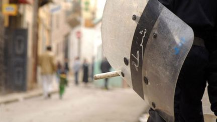 Un policier anti-émeute dans les rues d'Alger (7 janvier 2011) (AFP)