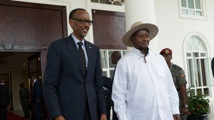 Paul Kagame président du Rwanda (G) et Yoweri Museveni son homologue ougandais, lors d'un meeting commun le 25 mars 2018 à Entebbe en Ouganda. (MICHELE SIBILONI / AFP)