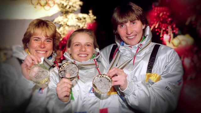 A l’occasion des Jeux Olympiques d’hiver de Pékin, du 4 au 20 février 2022, France.tv vous propose de revivre certains des plus grands exploits tricolores.
Le 23 février 1992, Anne Briand, Corinne Niogret et Véronique Claudel rentrent dans l'histoire de l'équipe de France olympique. Elles décrochent la première médaille d'or tricolore en biathlon : une victoire fondatrice.