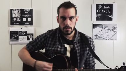 Capture d'&eacute;cran de Jean-Baptiste Bullet, guitare &agrave; la main, auteur de la chanson "#JeSuisCharlie", diffus&eacute;e jeudi 8 janvier 2015 sur les r&eacute;seaux sociaux. ( JEAN-BAPTISTE BULLET / YOUTUBE)