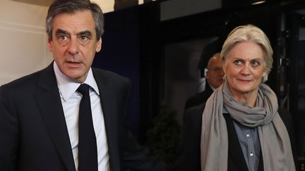 François et Pénélope Fillon, le 20 mars 2017, à Aubervilliers (Seine-Saint-Denis).&nbsp; (PATRICK KOVARIK / AFP)