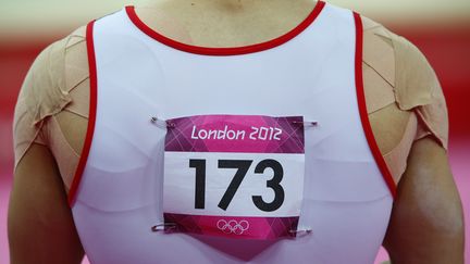 Le gymnaste sud-cor&eacute;en Kim Seungil, les &eacute;paules enti&egrave;rement band&eacute;es, lors des JO de Londres, le 28 juillet 2012. (MIKE BLAKE / REUTERS)