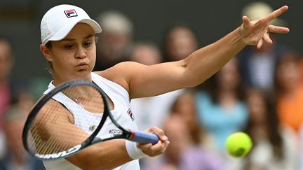 Ashleigh Barty face à Karolina Pliskova, lors de la finale de Wimbledon. (GLYN KIRK / AFP)