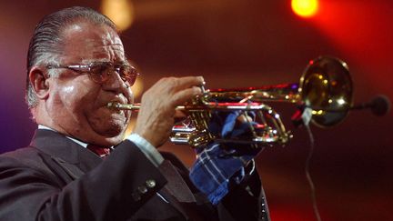 Le trompettiste cubain du Buena Vista Social Club Manuel "Guajiro" Mirabal en concert à Budapest, en Hongrie, le mardi 16 août 2005. (MATE NANDORFI / AP / SIPA)