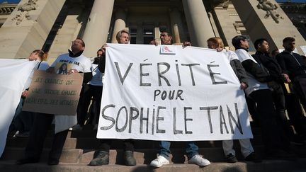 Des soutiens de la famille de Sophie Le Tan manifestent devant le tribunal de Strasbourg (Bas-Rhin), le 5 octobre 2018. (FREDERICK FLORIN / AFP)