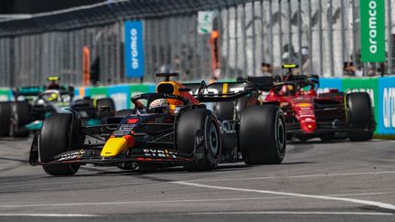 Max Verstappen (Red Bull) devant Carlos Sainz (Ferrari) et Lewis Hamilton (Mercedes) lors du Grand Prix du Canada à Montréal, le 19 juin 2022 (ANTONIN VINCENT / ANTONIN VINCENT / DPPI va AFP)