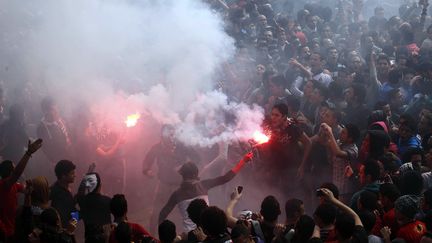 Au Caire, des supporters du club de foot cairote Al-Ahly c&eacute;l&egrave;brent la confirmation de la condamn,ation &agrave; mort de 21 personnes dans le proc&egrave;s du drame de Port-Said, samedi 9 mars 2013. (MAHMUD KHALED / AFP)