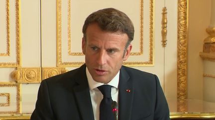 Emmanuel Macron a reçu les chefs de tous les partis politiques à l'Élysée, jeudi 7 mars, pour discuter de la guerre en Ukraine. Pour autant, la stratégie prônée par le président de la République n'a pas convaincu. (FRANCEINFO)