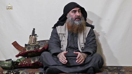 Capture d'écran d'une vidéo diffusée le 29 avril 2019&nbsp; du chef du groupe de l'Etat islamique, Abou Bakr al-Baghdadi.&nbsp; Il apparaît pour la première fois depuis cinq ans dans un document de propagande.&nbsp; (- / AFP)