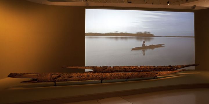 Crocodiles sculptés, devant une vue du fleuve Sepik, au musée du Quai Branly
 (musée du Quai Branly, photo Gautier Deblonde)