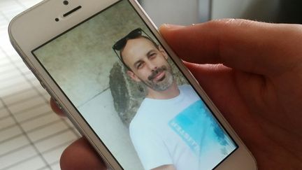 Le&nbsp;portrait de Sébastien Belanger, un Français de 36 ans disparu depuis l'attentat de Londres, le 3 juin 2017. (BENJAMIN ILLY / FRANCEINFO)