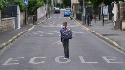 La mairie de Saint-Etienne a lancé un questionnaire à l'ensemble des familles de la ville pour savoir quelle part des 16 000 enfants scolarisés dans les écoles souhaite reprendre le 11 mai. (LIONEL GUERICOLAS / MAXPPP)