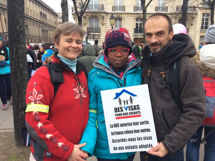 Irène, Miradi et Denis Grelier manifestent à Paris, le 19 décembre 2016. La fille adoptive du couple est bloquée en République démocratique du Congo, après le refus de la France de lui délivrer un visa. (MARIE-VIOLETTE BERNARD / FRANCEINFO)