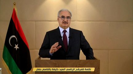 Khalifa Haftar annonce sa candidature à l'élection présidentielle libyenne,&nbsp;le 16 novembre 2021 sur la&nbsp;chaîne de télévision Libya Alhadath TV.&nbsp; (LIBYA ALHADATH TV / AFP)