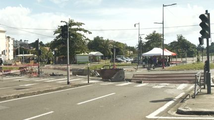 Un barrage à Fort-de-France, en Martinique, le 17 septembre 2024. (THOMAS THURAR / AFP)