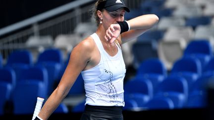 Kristina Mladenovic déçue lors de sa défaite au 3e tour de l'Open d'Australie. (PAUL CROCK / AFP)