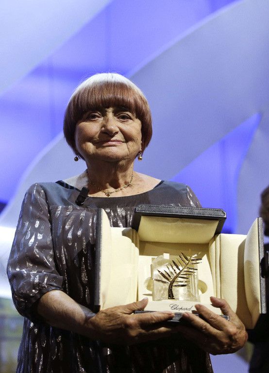 Agnès Varda avec sa Palme d'honneur à Cannes en 2015 
 (Lionel Cironneau/AP/SIPA)