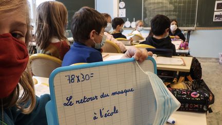 Des enfants en classe à Thionville, le 8 novembre 2021.&nbsp; (PIERRE HECKLER / MAXPPP)