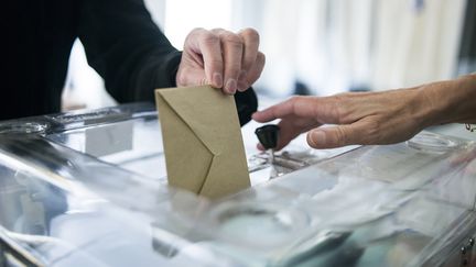 Un homme vote lors des &eacute;lections europ&eacute;ennes, le 25 mai 2014 &agrave; Saint-Cloud (Hauts-de-Seine). (FRED DUFOUR / AFP)