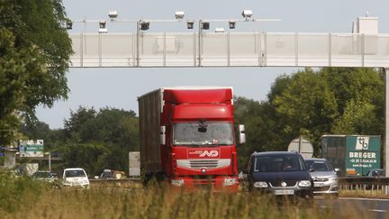 Un portique &eacute;cotaxe sur l'A31 au niveau de Fey (Moselle), le 6 ao&ucirc;t 2013. (  MAXPPP)