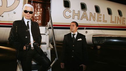 Karl Lagerfeld a choisi un hangar à Santa Monica en Californie (Etats-Unis) pour présenter sa collection "Croisières", le 18 mai 2007. (MARK MAINZ / GETTY IMAGES / AFP)