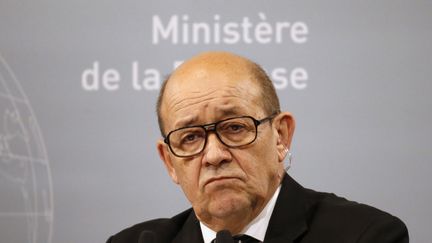 Jean-Yves Le Drian lors d'une conférence de presse au ministère de la Défense, à Paris, le 20 janvier 2016. (CHARLES PLATIAU / REUTERS)