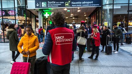 Des employés de la SNCF assistent les usagers, le 28 octobre 2019 à la gare Montparnasse, à Paris. (MAXPPP)