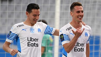 Florian Thauvin et Arkadiusz Milik lors de la victoire de l'OM contre Angers en Ligue 1, le 16 mai 2021. (CHRISTOPHE SIMON / AFP)