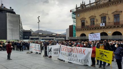 Un rassemblement sur la place San Juan d'Irun&nbsp;le dimanche 21 novembre en hommage au migrant mort noyé samedi 20 novembre. (SIMON CARDONA / FRANCE-BLEU PAYS BASQUE)