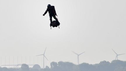 Franky Zapata sur son Flyboard au moment du décollage de l'engin à Sangatte dans le nord de la France, le 25 juillet 2019 (DENIS CHARLET / AFP)