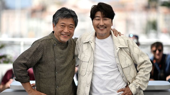 Le réalisateur de "Broker"&nbsp;Hirokazu Kore-Eda accompagné de l'acteur sud-coréen Song Kang-ho. (AFP)