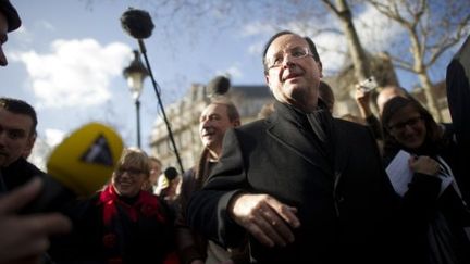 François Hollande (PS) au marché Richard Lenoir le 19 février à Paris (AFP PHOTO / POOL/ FRED DUFOUR)