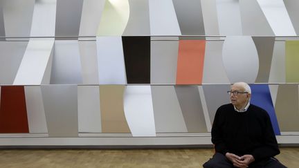 Ellsworth Kelly devant une de ses oeuvres, une "sculpture murale" à la Barnes Foundation à Philadelphie, le 30 avril 2013
 (Matt Rourke / AP / SIPA)