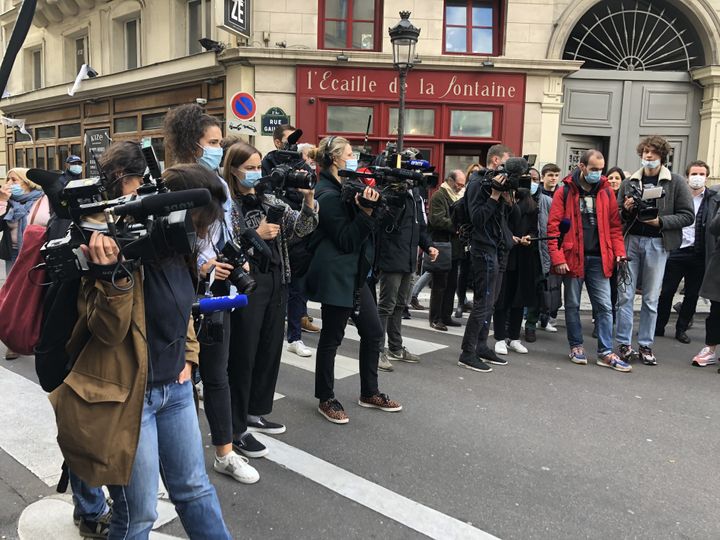 Journalists awaiting the arrival of the winner.  (Camille Bigot)