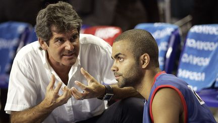 Claude Bergeaud et Tony Parker, avant un match contre la Pologne, le 3 septembre 2007. (JOSE JORDAN / AFP)