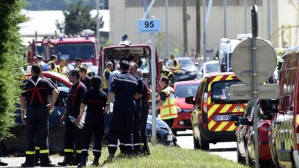 Des pompiers rassmbl&eacute;s aux abords de&nbsp;l'usine d'Air Product, situ&eacute; &agrave; Saint-Quentin-Fallavier en Is&egrave;re, vendredi 26 juin 2015.&nbsp; (PHILIPPE DESMAZES / AFP)